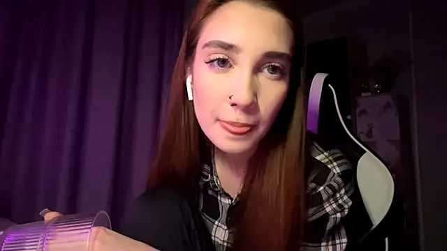 HollyPaw online show from December 1, 2025, 6:20 pm