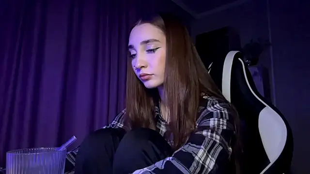 HollyPaw online show from November 21, 2025, 7:35 pm