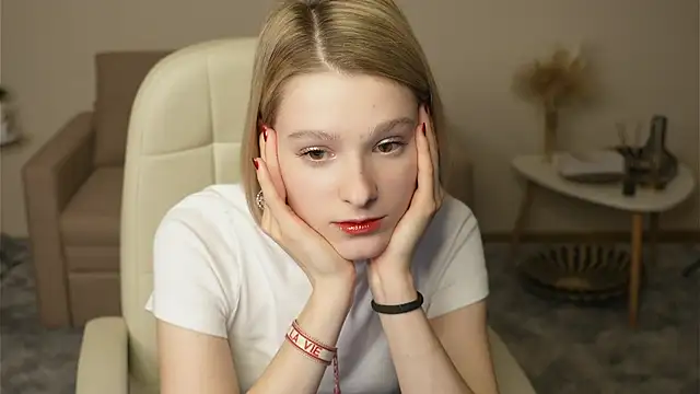 EvitaMull online show from November 10, 2025, 2:55 pm