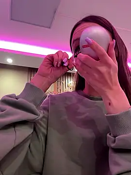 yourselenaa online show from January 15, 2026, 1:14 pm