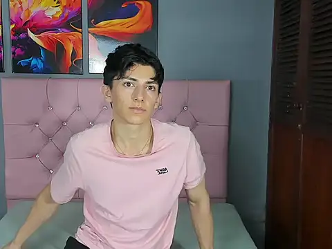 ElanGiraldo online show from December 20, 2025, 10:34 pm