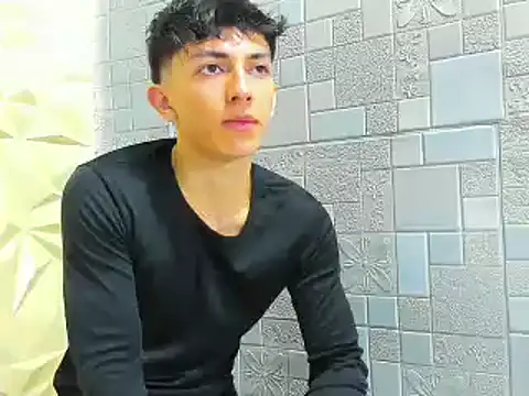 Snapshot of ElanGiraldo chatting on November 11, 2025, 10:26 pm ElanGiraldo online show from November 11, 2025, 10:26 pm