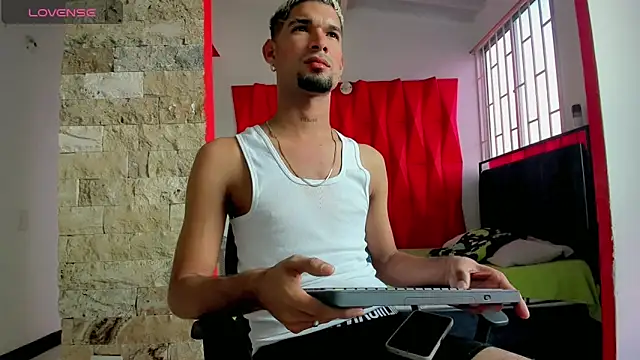 Carlitos sexy online show from November 21, 2025, 8:52 pm