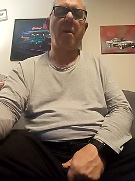 Snapshot of andy-1961 chatting on November 12, 2025, 4:00 pm andy-1961 online show from November 12, 2025, 4:00 pm