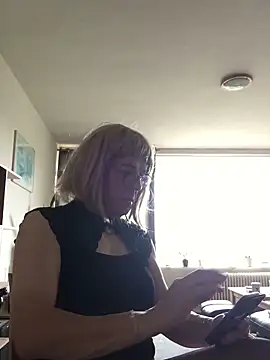 simone xdressing online show from October 5, 2025, 1:13 pm