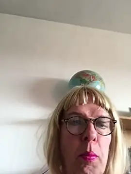 simone xdressing online show from March 15, 2025, 2:23 pm