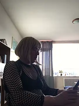 simone xdressing online show from January 26, 2025, 2:30 pm