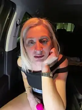 HOTLadyluna online show from April 19, 2026, 6:10 pm