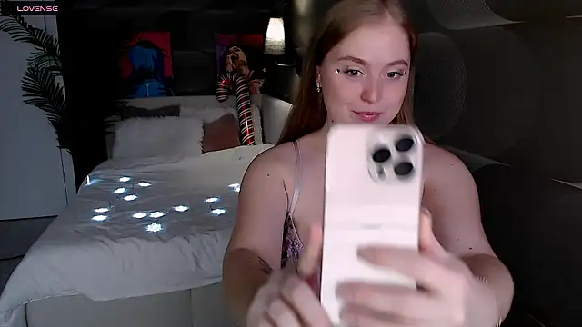 Kate Moan online show from December 3, 2025, 7:41 am