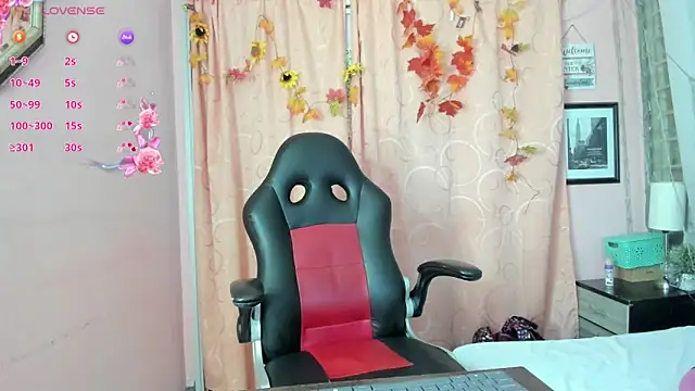 NaylaAbadi online show from December 21, 2025, 1:46 pm