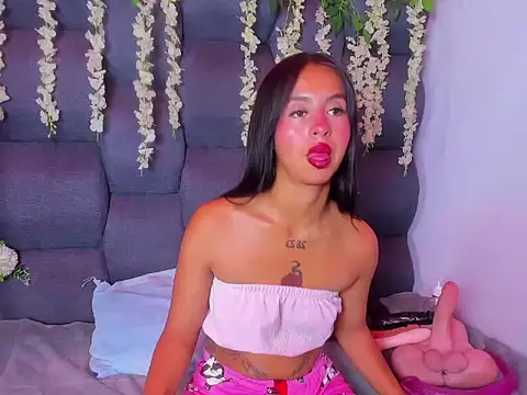 CloeMorenti  online show from April 14, 2026, 3:33 am