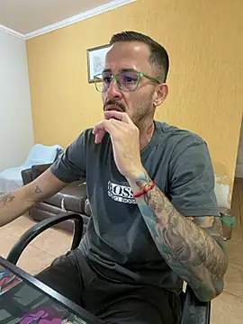 Lucasjandre online show from May 17, 2026, 11:10 am