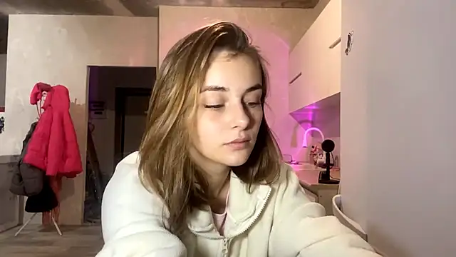 GeralynChiszar online show from November 19, 2025, 8:31 pm