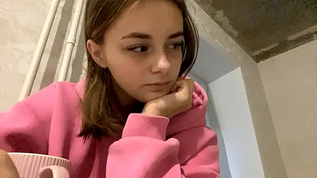 GeralynChiszar online show from November 11, 2025, 5:24 am