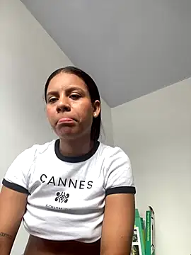 lineichun1708 online show from November 11, 2025, 1:17 pm