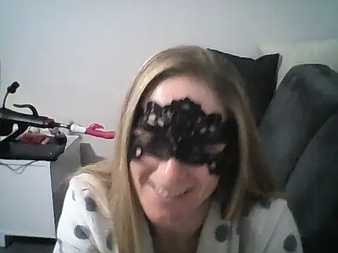 Snapshot of MelleEloa chatting on November 24, 2025, 10:21 pm MelleEloa online show from November 24, 2025, 10:21 pm