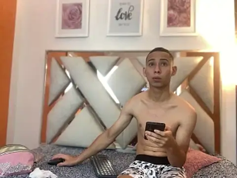 Snapshot of Antonella_And_Thiago chatting on February 24, 2026, 1:12 pm Antonella And Thiago online show from February 24, 2026, 1:12 pm