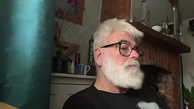 Snapshot of LeatherSdaddy chatting on November 29, 2025, 10:04 am LeatherSdaddy online show from November 29, 2025, 10:04 am