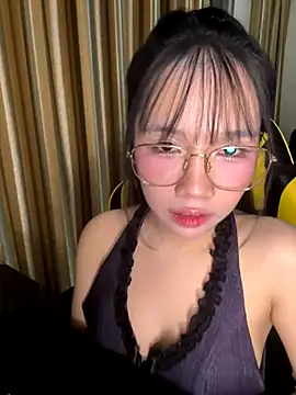 qiqi200135 online show from November 20, 2025, 2:29 pm