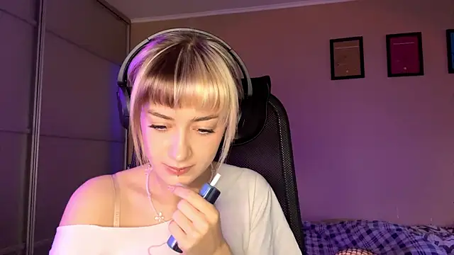 EmilySkyline online show from November 21, 2025, 5:06 am