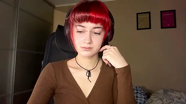 EmilySkyline online show from December 18, 2025, 5:12 am