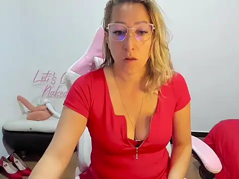 Snapshot of chrystal_sl852 chatting on December 2, 2025, 10:17 am chrystal sl852 online show from December 2, 2025, 10:17 am