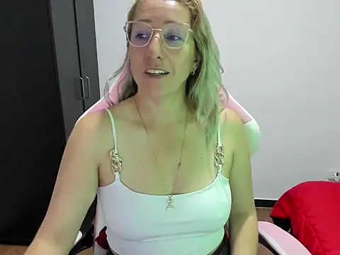 Snapshot of chrystal_sl852 chatting on December 19, 2025, 11:07 pm chrystal sl852 online show from December 19, 2025, 11:07 pm