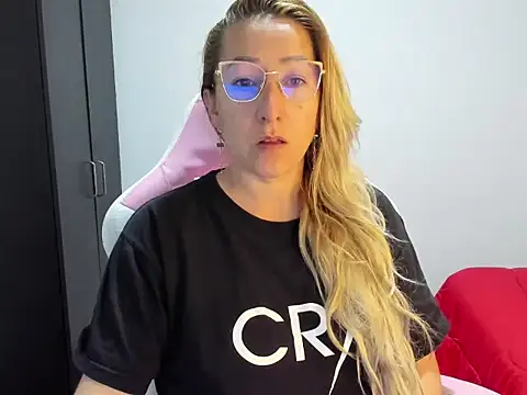 Snapshot of chrystal_sl852 chatting on February 8, 2026, 2:31 am chrystal sl852 online show from February 8, 2026, 2:31 am