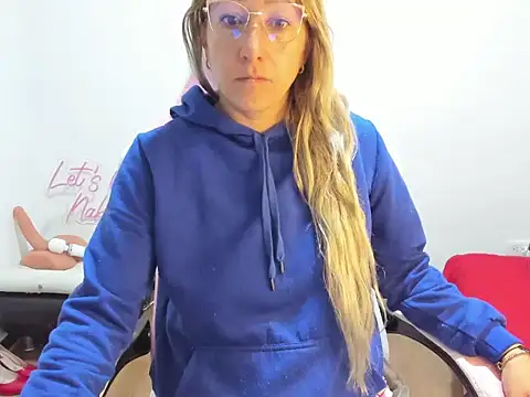 Snapshot of chrystal_sl852 chatting on December 16, 2025, 9:35 am chrystal sl852 online show from December 16, 2025, 9:35 am