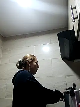 Snapshot of chrystal_sl852 chatting on February 3, 2026, 12:43 pm chrystal sl852 online show from February 3, 2026, 12:43 pm