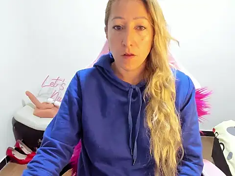 Snapshot of chrystal_sl852 chatting on December 1, 2025, 10:27 am chrystal sl852 online show from December 1, 2025, 10:27 am