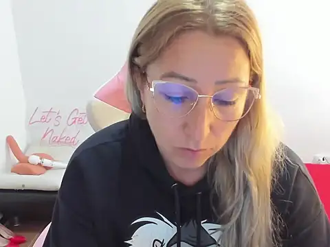 Snapshot of chrystal_sl852 chatting on December 15, 2025, 8:25 pm chrystal sl852 online show from December 15, 2025, 8:25 pm