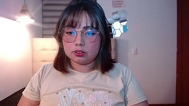 Snapshot of YiniBelle chatting on November 20, 2025, 3:29 am YiniBelle online show from November 20, 2025, 3:29 am