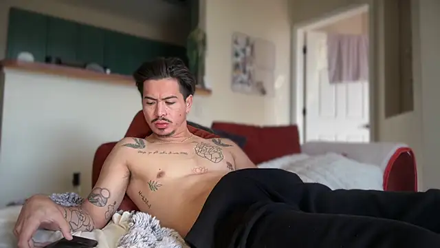 Snapshot of nudecouple100 chatting on December 1, 2025, 5:25 pm nudecouple100 online show from December 1, 2025, 5:25 pm