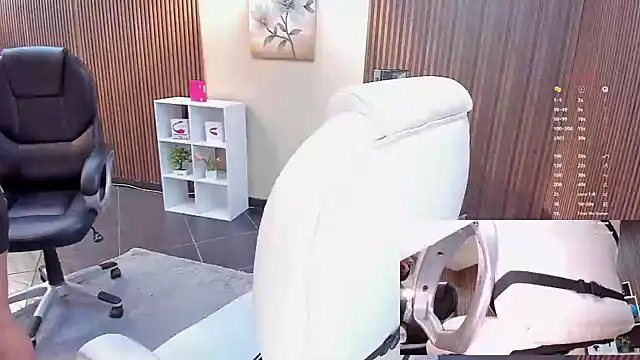 ElliSmith online show from November 24, 2025, 6:52 pm