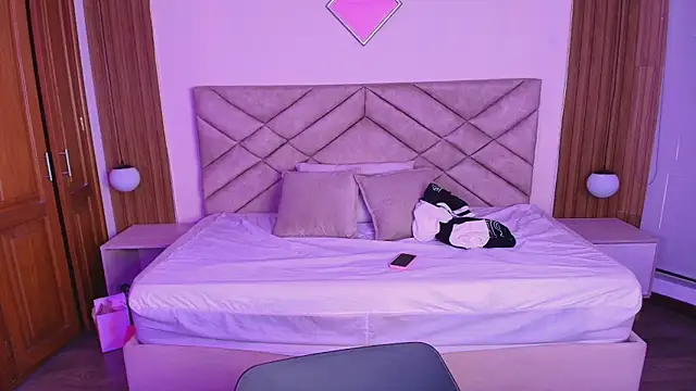 Laracooper  online show from March 31, 2026, 8:00 pm