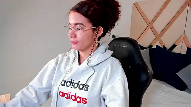 avrilwaynee online show from December 20, 2025, 12:52 pm