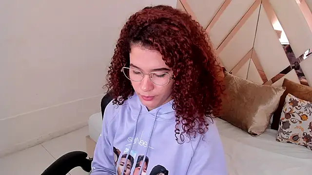 avrilwaynee online show from January 7, 2026, 11:59 am