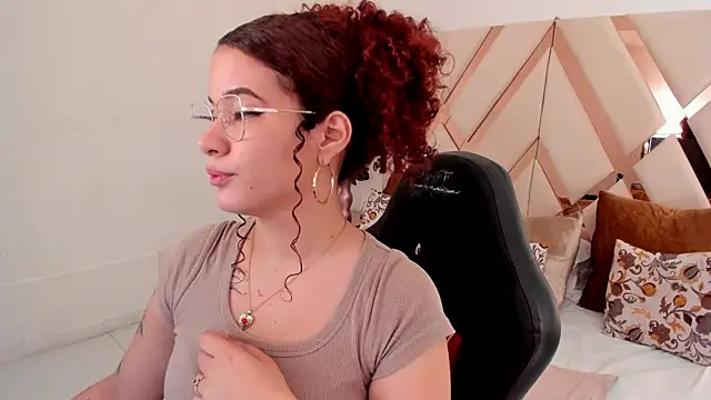 avrilwaynee online show from January 13, 2026, 12:09 pm