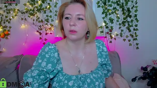 miss lisaaa online show from November 15, 2025, 2:48 am