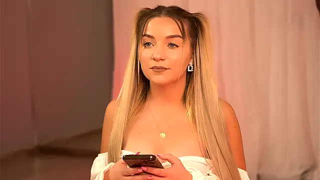 SkyEyesLuna online show from November 19, 2025, 5:18 am