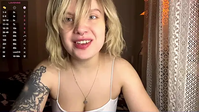 Snapshot of AutumnTymesons chatting on November 16, 2025, 5:17 pm AutumnTymesons online show from November 16, 2025, 5:17 pm