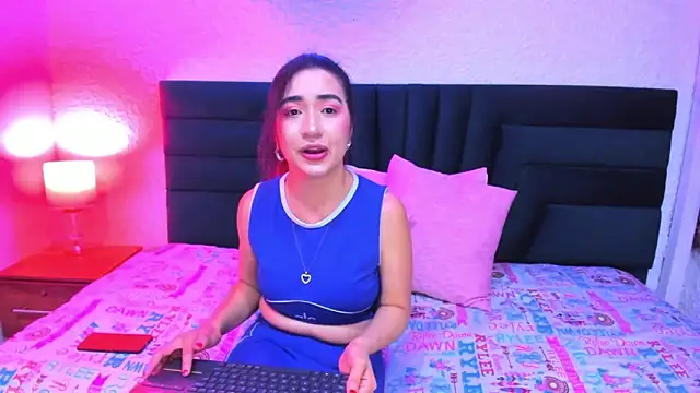 VictoriaRouge  online show from April 18, 2026, 8:20 pm