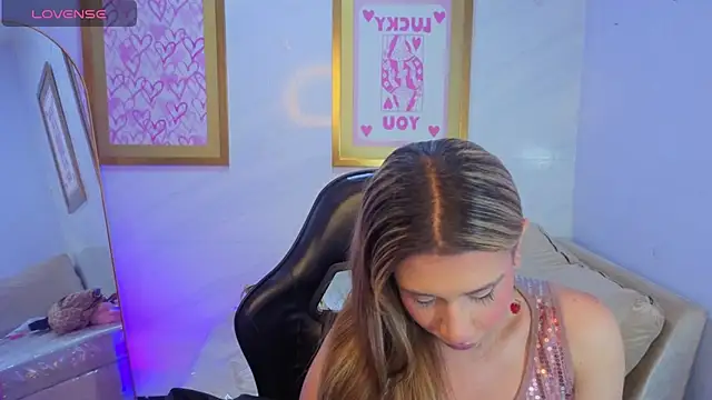 Evy Luxx v online show from May 15, 2026, 8:51 pm