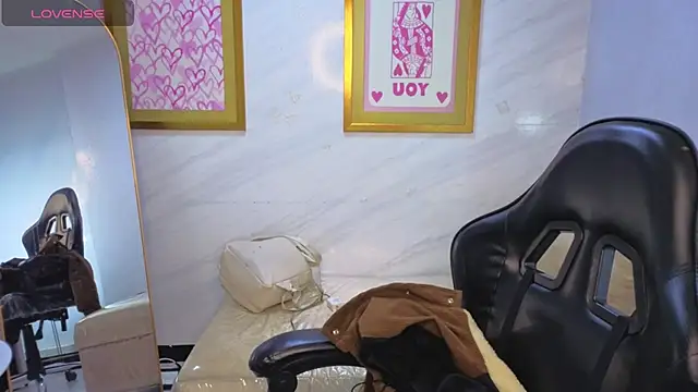 Evy Luxx v online show from March 22, 2026, 3:43 am