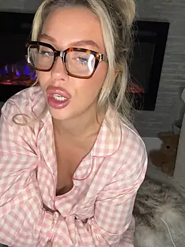 Snapshot of peachcindyy chatting on November 18, 2025, 9:07 pm peachcindyy online show from November 18, 2025, 9:07 pm