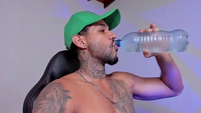 LuigiVitale 1 online show from November 28, 2025, 4:34 am