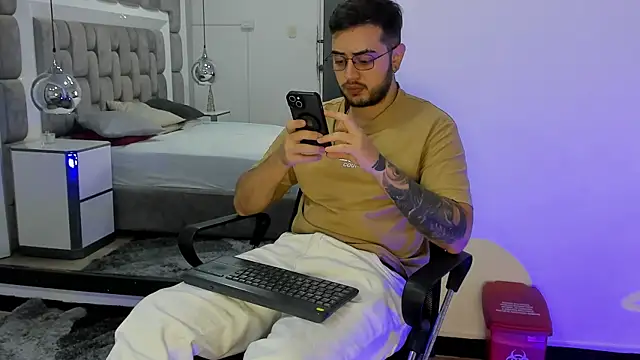 Ethan Greys online show from December 14, 2025, 3:57 am