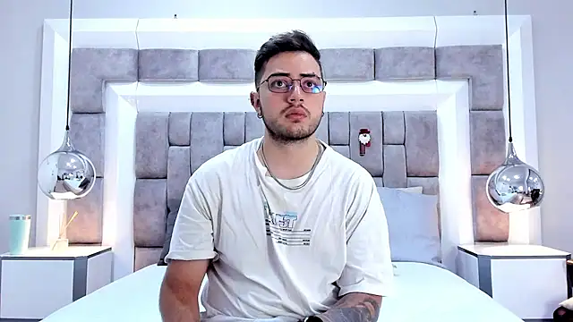 Ethan Greys online show from November 18, 2025, 3:54 am