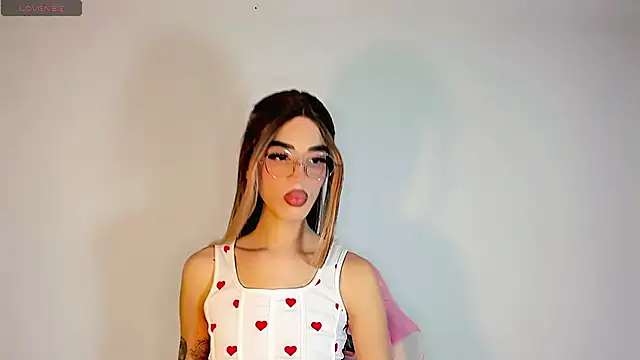 Snapshot of LeslieAmor1 chatting on November 19, 2025, 9:20 am LeslieAmor1 online show from November 19, 2025, 9:20 am